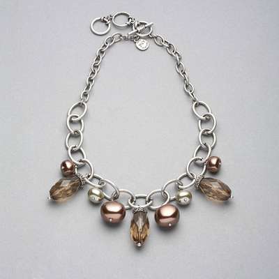 Collier ras-de-cou avec perles vertes et marron